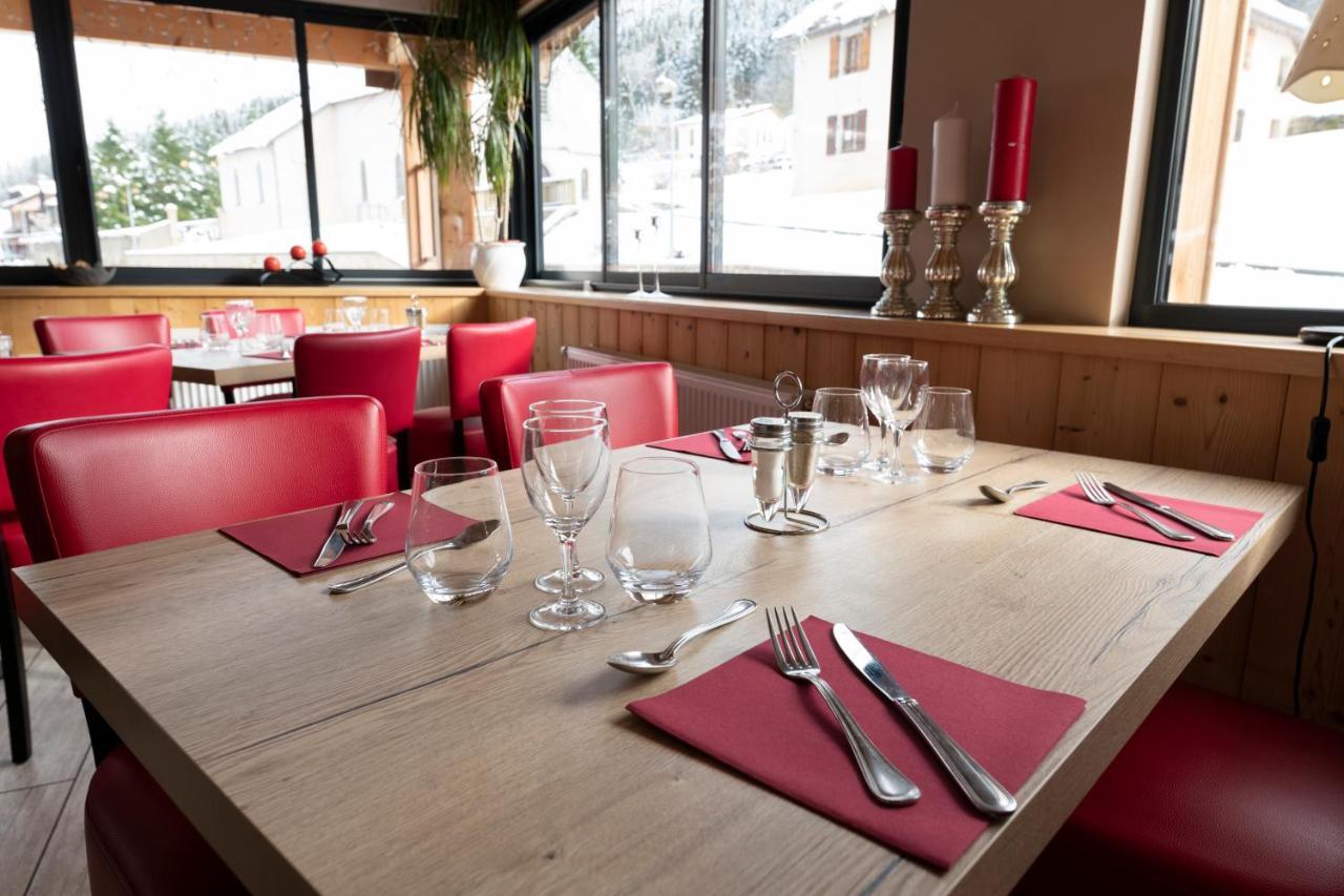 Hotel Restaurant Le Centre Lélex エクステリア 写真